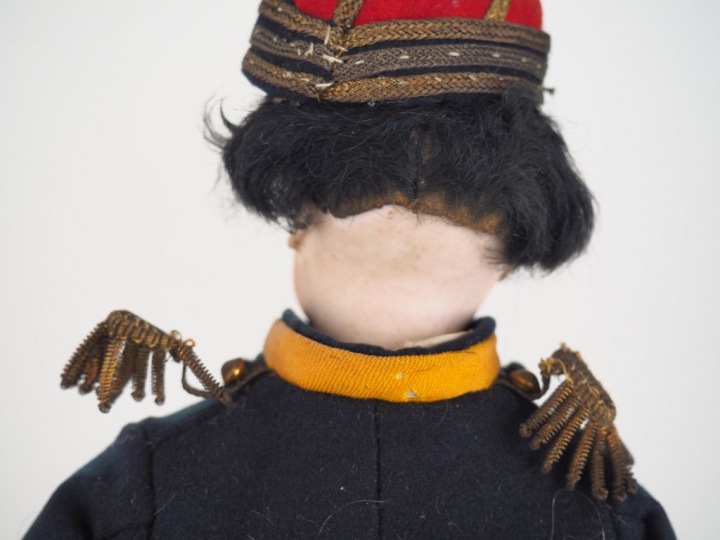 Poupée GAUTIER "Petit soldat" Tête porcelaine, yeux fixes et bouche fe