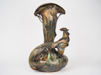Vente aux enchères AMPHORA. Vase Art Nouveau en faïence polychrome à décor d'un paon en r