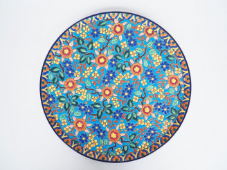 Vente aux enchères Plat rond en émaux polychromes de Longwy à décor de fleurs. Diam. 31 c