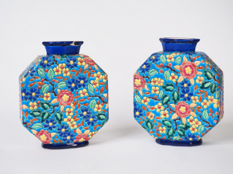 Vente aux enchères Paire de vases en émaux polychromes de Longwy. Signés. Dim. (vase) : 1