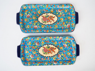 Vente aux enchères Paire de plats à cake en émaux polychromes de Longwy. Signés. Dim. (pl