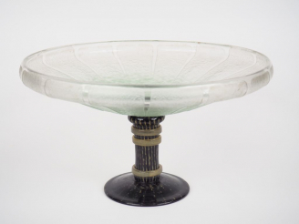 Vente aux enchères SCHNEIDER.  Vasque gravée à l'acide en verre translucide vert, sur une