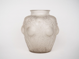 Vente aux enchères R. LALIQUE. Vase "Domrémy" ou vase "chardons" en verre blanc soufflé-m