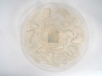 Vente aux enchères R. LALIQUE. Coupe "Dauphins" ouverte dite aussi assiette "Dauphins" en