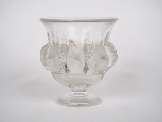 Vente aux enchères LALIQUE France. Vase en cristal, à décor de moineaux. Signé. H. 12,3 c