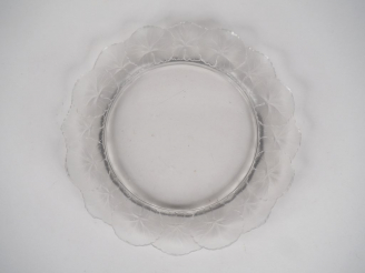 Vente aux enchères LALIQUE France. Coupe sur talon en verre blanc moulé et pressé à décor