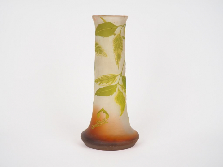 GALLE. Vase en verre, à décor gravé en camée et à l’acide de glycine v