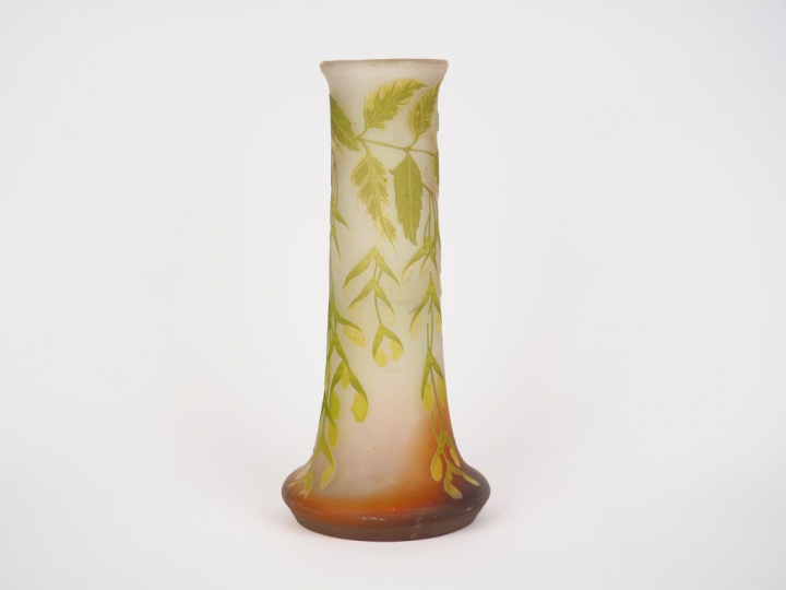 GALLE. Vase en verre, à décor gravé en camée et à l’acide de glycine v