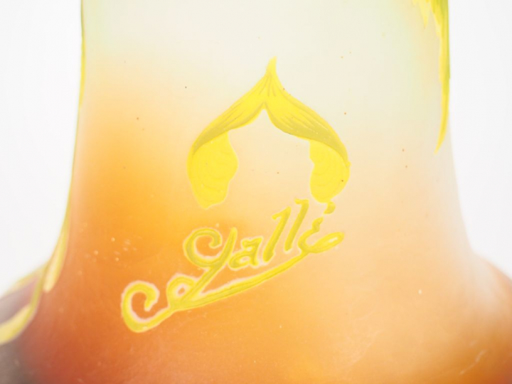 GALLE. Vase en verre, à décor gravé en camée et à l’acide de glycine v