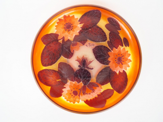 Vente aux enchères GALLE. Grand coupe sur talon en verre à décor gravé en camée et à l'ac