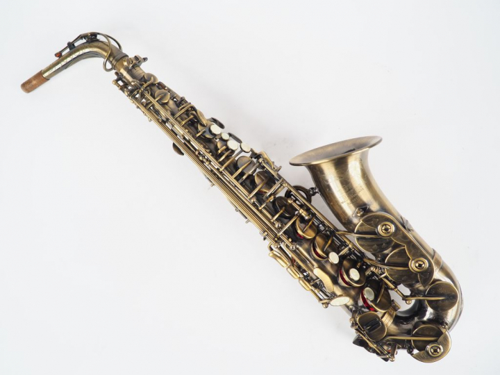 ROY BENSON. Saxophone AS 101A signé et numéroté 106111246. Dans son ét