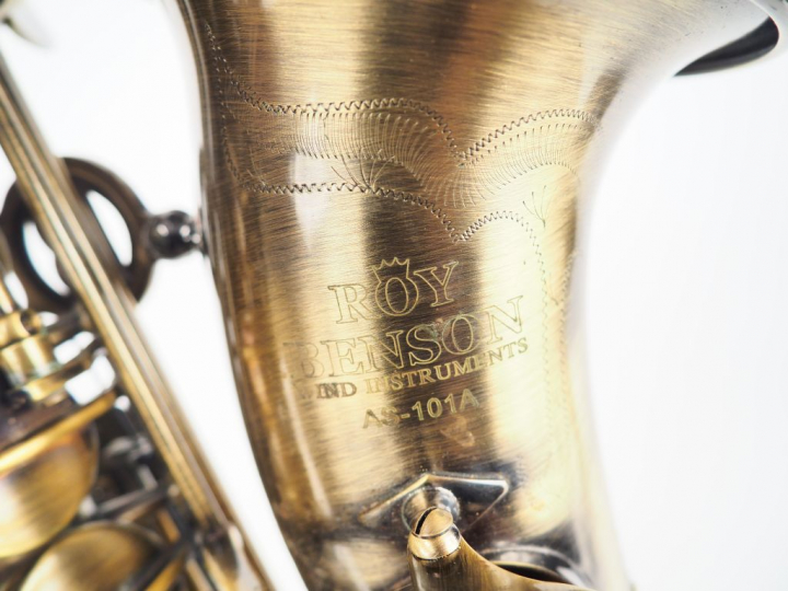 ROY BENSON. Saxophone AS 101A signé et numéroté 106111246. Dans son ét