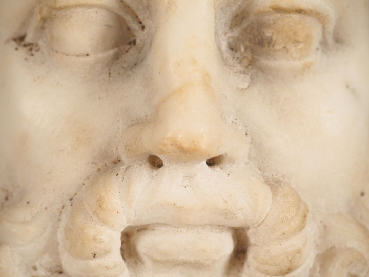 Tête en marbre d’une divinité antique barbue (Zeus, Hermès ou Dionysos