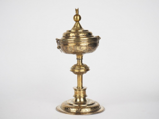 Vente aux enchères Ciboire en argent gravé et doré à décor de rinceaux stylisés sur fond 