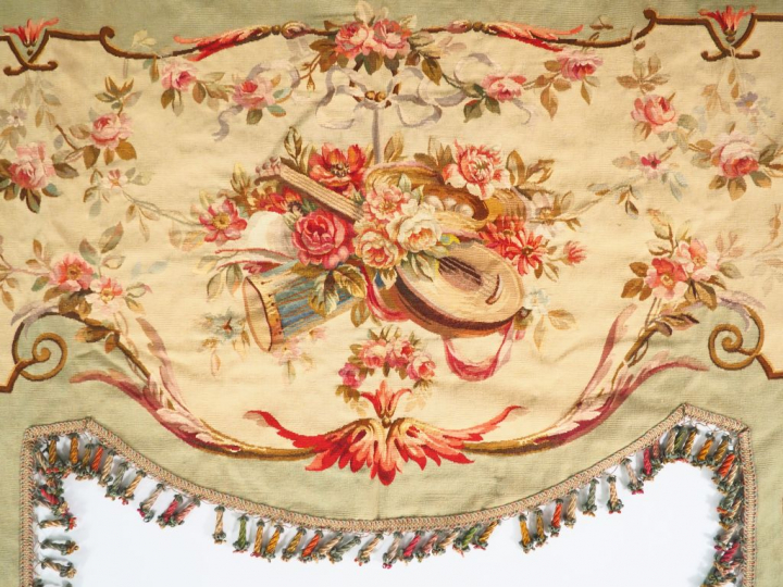 Paire de cantonnières de style Louis XVI dns le goût d'Aubusson à déco