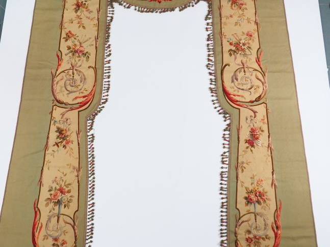 Paire de cantonnières de style Louis XVI dns le goût d'Aubusson à déco