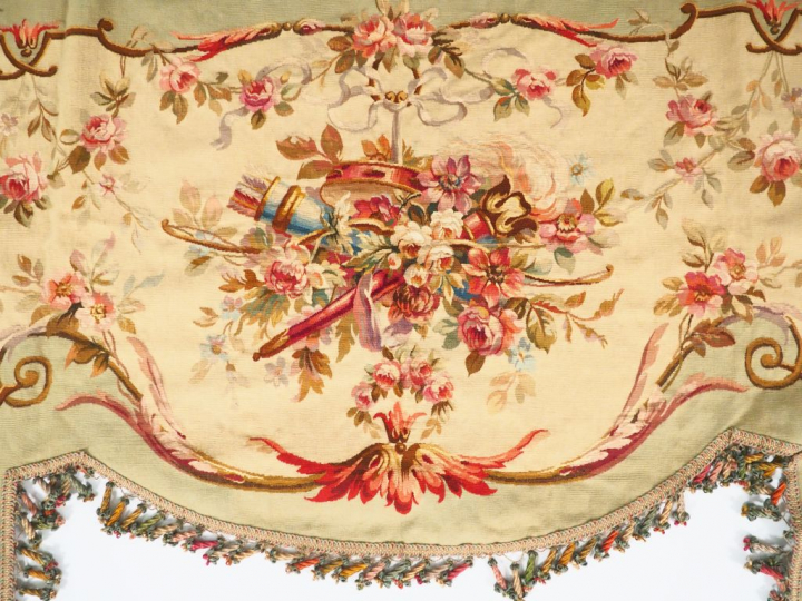 Paire de cantonnières de style Louis XVI dns le goût d'Aubusson à déco