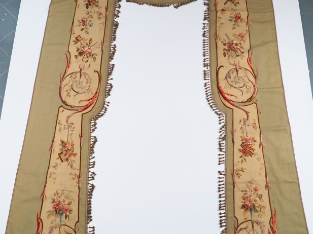 Paire de cantonnières de style Louis XVI dns le goût d'Aubusson à déco