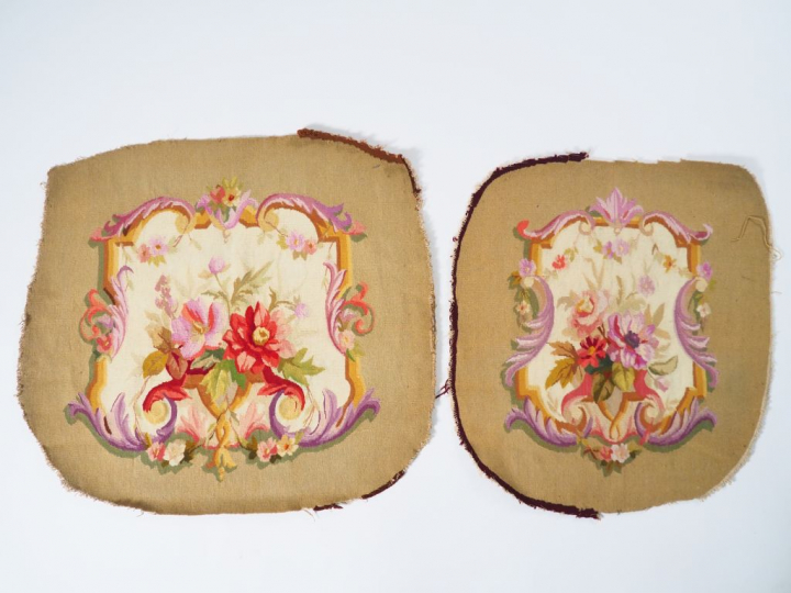 Deux tapisseries de siège, dossier et assise à décor de fleurs polychr