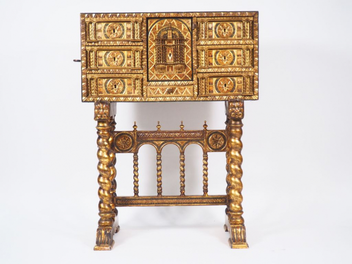 Bargueno espagnol XVIIème, en bois sculpté polychrome et doré, à décor