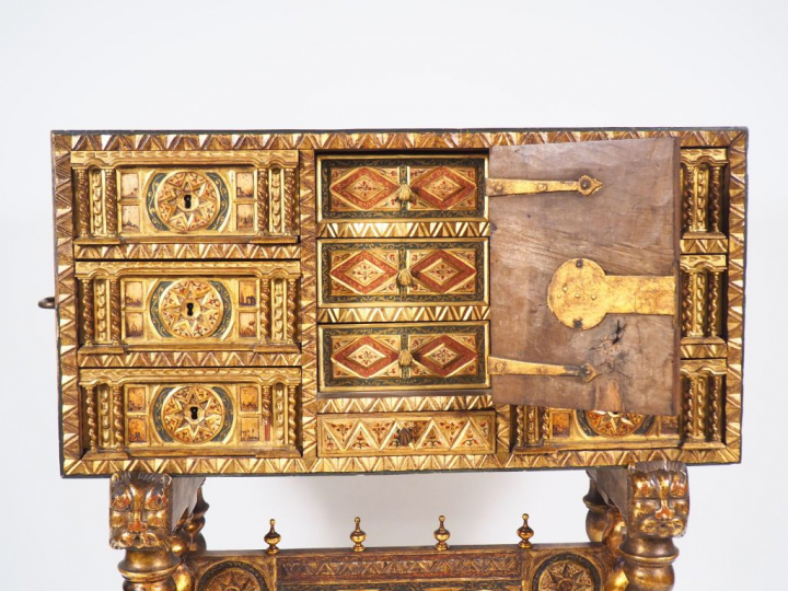 Bargueno espagnol XVIIème, en bois sculpté polychrome et doré, à décor