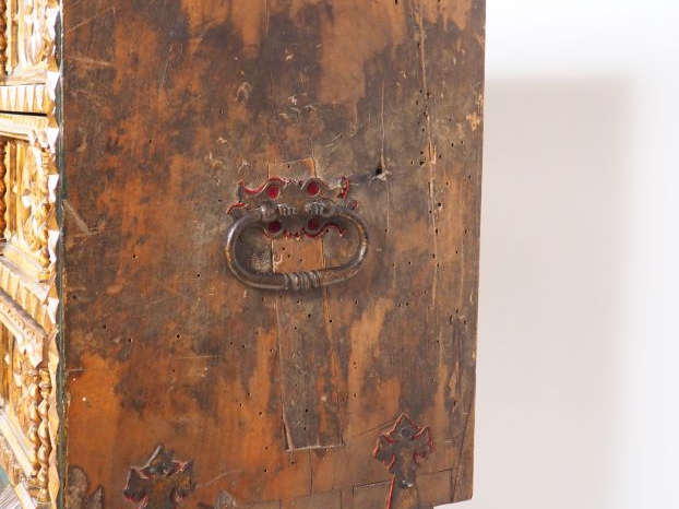 Bargueno espagnol XVIIème, en bois sculpté polychrome et doré, à décor