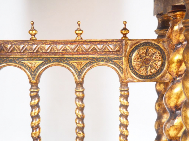 Bargueno espagnol XVIIème, en bois sculpté polychrome et doré, à décor