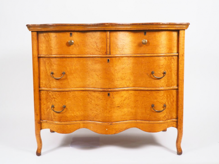 Commode de style Louis XV en loupe de frène, ouvrant à quatre tiroirs 
