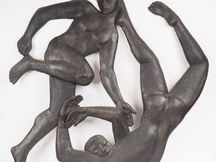 Jacqueline BEZ. "Les cosmonautes". Grande sculpture en résine, signée.