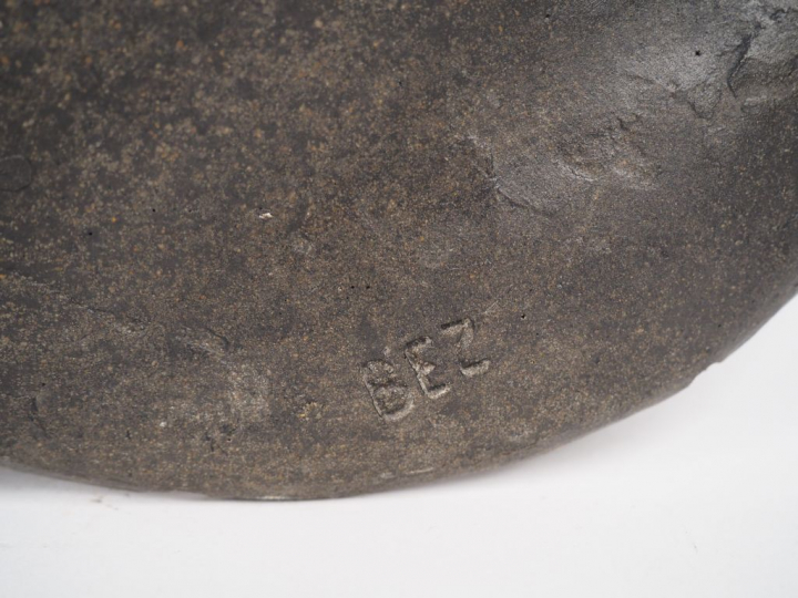 Jacqueline BEZ. "Les cosmonautes". Grande sculpture en résine, signée.