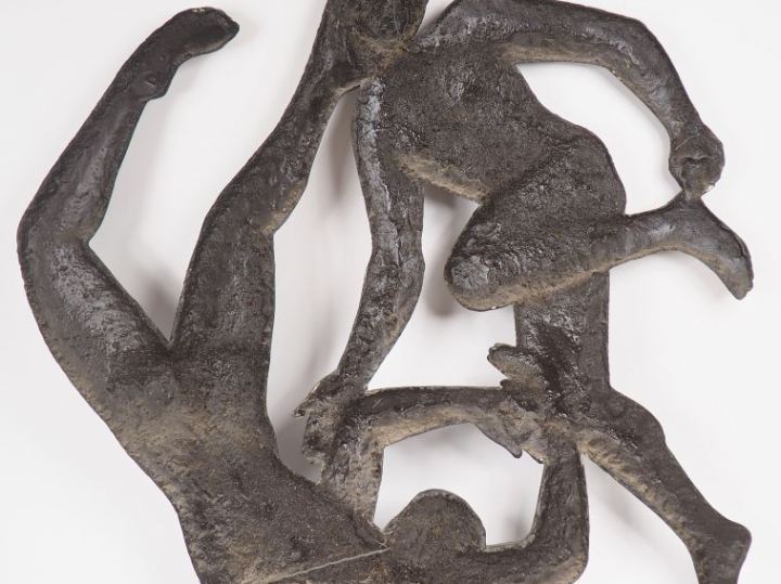 Jacqueline BEZ. "Les cosmonautes". Grande sculpture en résine, signée.