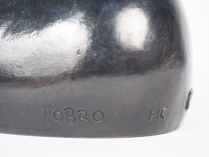 Katarzyna KOBRO. "Femme nue assise".  Sculpture en bronze, signée. Fon