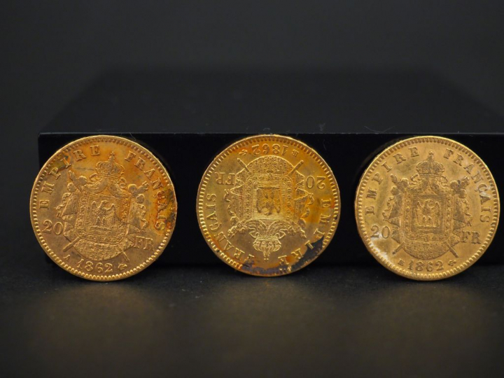 Trois pièces de 20 francs or, 1862-A et 1862-BB (x2).  FRAIS ACHETEURS