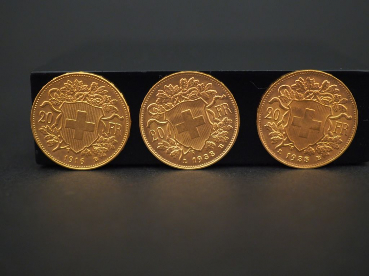 Trois pièces de 20 francs suisse or, 1916 et 1935 (x2). FRAIS ACHETEUR