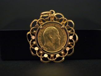 Vente aux enchères Pendentif ajouré en or jaune, serti en son centre d’un Souverain or, E