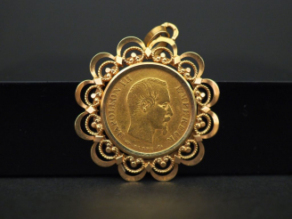 Vente aux enchères Pendentif ajouré en or jaune, serti en son centre d’une pièce de 10 fr