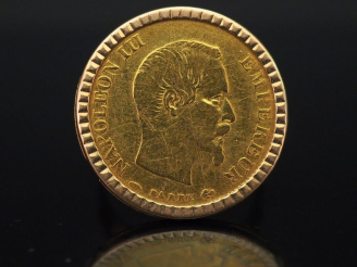 Vente aux enchères Bague en or jaune, sertie d’une pierre de 10 francs or, 1860. TDD. 49 