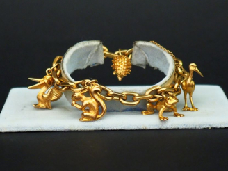 Vente aux enchères Bracelet articulé en or jaune, maille forçat, à décor d’animaux en pen