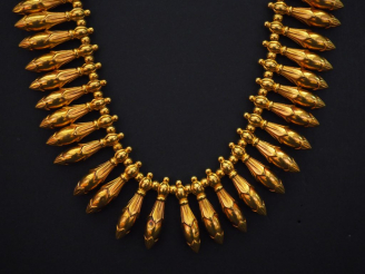 Vente aux enchères 	Collier Napoléon III de style étrusque en or jaune, composé de pendel