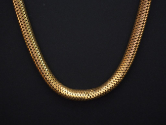 Vente aux enchères 	Collier en or jaune, maille articulée dite « tubogaz ». Long. 44,5 cm