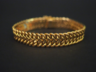 Vente aux enchères Bracelet articulé en or jaune, maille plate tressée. Long. 18 cm Poids