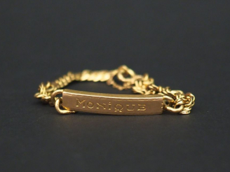 Vente aux enchères 	Gourmette en or jaune, maille américaine. Marquée Monique.  Poids. 9,