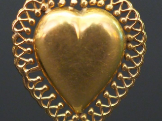 Vente aux enchères 	Pendentif en or jaune en forme de coeur, pourtour ajouré. 2 x 1,7 cm 