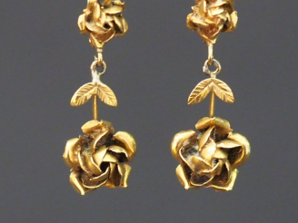 Vente aux enchères 	Paire de pendants d’oreilles en or jaune, à décor de roses dont une e