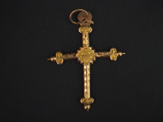 Vente aux enchères 	Grand pendentif en forme de croix en or jaune 14K, à décor sur les de