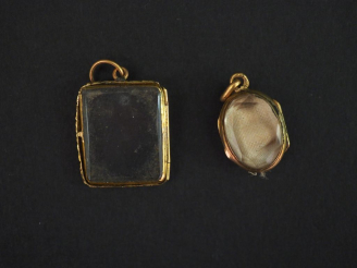 Vente aux enchères Ensemble comprenant :  - un pendentif porte-photo en or jaune et verre
