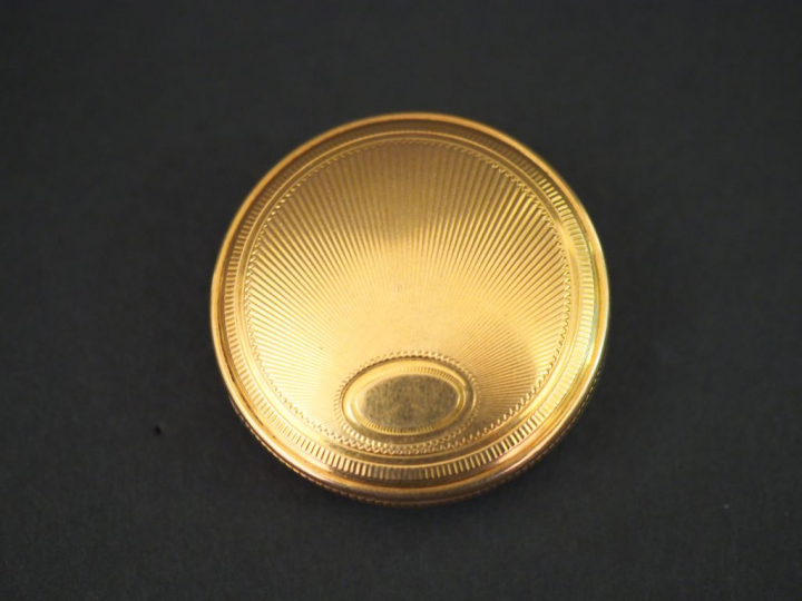 Montre aveugle de col en or jaune.  Cadran émaillé à chiffres arabes p