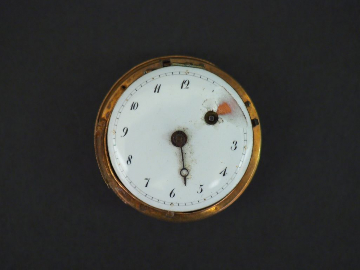 Montre aveugle de col en or jaune.  Cadran émaillé à chiffres arabes p