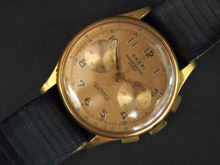 AGARI Montre chronographe d’homme, boitier or.  Cadran rond à chiffres