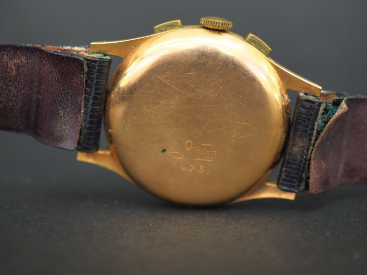 AGARI Montre chronographe d’homme, boitier or.  Cadran rond à chiffres